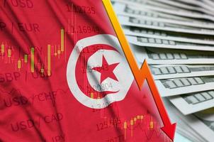 drapeau de la tunisie et graphique chute de la position du dollar américain avec un fan de billets d'un dollar photo