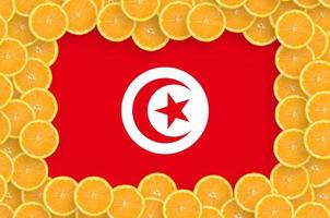 drapeau de la tunisie dans un cadre de tranches d'agrumes frais photo