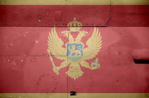 drapeau du monténégro représenté sur la partie latérale d'un gros plan d'hélicoptère blindé militaire. arrière-plan conceptuel des avions des forces armées photo