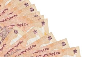 10 billets de roupies indiennes se trouvent isolés sur fond blanc avec espace de copie empilés dans un ventilateur en gros plan photo