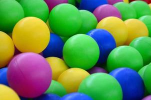 piscine pour s'amuser et sauter dans des boules en plastique colorées photo