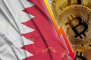 drapeau de bahreïn et tendance à la baisse de la crypto-monnaie avec de nombreux bitcoins dorés photo