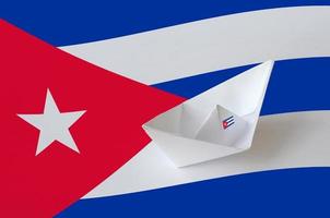 drapeau de cuba représenté sur papier gros plan de navire origami. concept d'art fait à la main photo