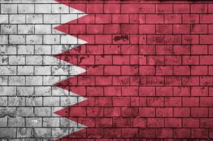 le drapeau de bahreïn est peint sur un vieux mur de briques photo