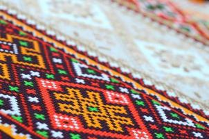 motif de broderie tricoté d'art populaire ukrainien traditionnel sur tissu textile photo