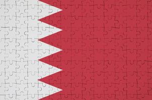 le drapeau de bahreïn est représenté sur un puzzle plié photo