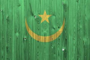 drapeau de la mauritanie représenté dans des couleurs de peinture vives sur un vieux mur en bois. bannière texturée sur fond rugueux photo