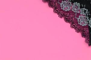 sous-vêtements pour femmes noires avec dentelle sur fond rose avec espace de copie. concept de blogueur de mode beauté. lingerie romantique pour la tentation de la saint valentin photo