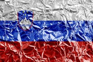drapeau de la slovénie représenté dans des couleurs de peinture sur une feuille d'aluminium froissée brillante en gros plan. bannière texturée sur fond rugueux photo