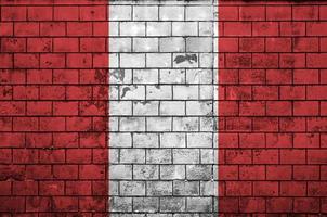 Le drapeau du Pérou est peint sur un vieux mur de briques photo