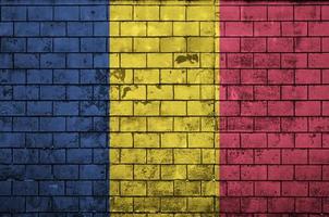 Le drapeau du Tchad est peint sur un vieux mur de briques photo