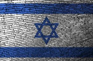 Le drapeau israélien est représenté à l'écran avec le code du programme. le concept de technologie moderne et de développement de site photo