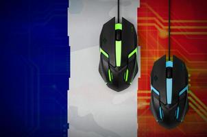 drapeau français et deux souris avec rétro-éclairage. jeux coopératifs en ligne. équipe de cybersport photo