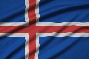 Le drapeau islandais est représenté sur un tissu de sport avec de nombreux plis. bannière de l'équipe sportive photo