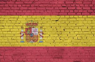 Le drapeau espagnol est peint sur un vieux mur de briques photo
