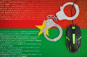drapeau du burkina faso et souris d'ordinateur menottée. lutte contre la criminalité informatique, les hackers et le piratage photo