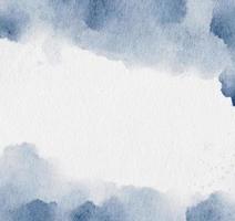 aquarelle de ciel bleu avec texture de papier, arrière-plan pour modèle. carte d'invitation. carte de voeux. faire-part de mariage photo