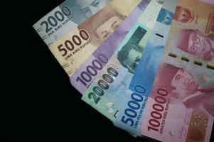 billets de banque en roupie indonésienne, monnaie indonésienne. photo