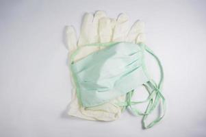 masque chirurgical et gants médicaux isolés sur fond blanc. photo