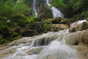 cascade de sri gethuk à wonosari, gunung kidul, yogyakarta, indonésie. pris avec une technique à vitesse lente pour faire une belle eau. photo