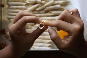 le processus de fabrication ou de cuisson d'un kacang sembunyi, collation populaire d'indonésie. haricots enveloppés dans une peau de pâte à base de farine . frits avec de l'huile et du sucre liquide. photo