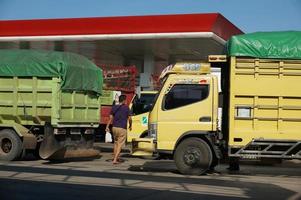 sangatta, kalimantan oriental, indonésie, 2020 - spbu est stasiun pengisian bahan bakar umum ou station-service. une file d'attente de camions de transport pour faire le plein de carburant diesel