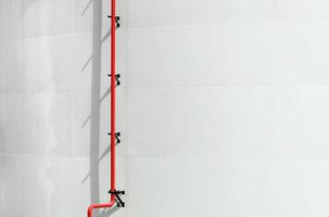 pipeline rouge sur mur blanc photo