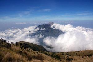 voir la montagne merapi depuis le sommet de la montagne merbabu. Java central, Indonésie. photo