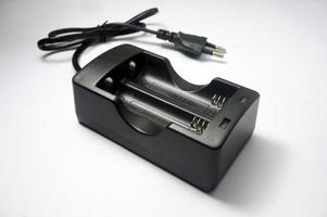 Chargeur de batterie li-ion 18650, capable de charger une ou deux batteries li-ion avec des fonctionnalités pour éviter les fuites, les surcharges et autres problèmes courants. photo