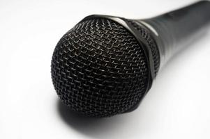 tête de microphone noir isolé sur fond blanc.