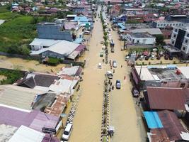 East Kutai, East Kalimantan, Indonésie, 2022 - vue aérienne de la situation d'inondation à . les inondations frappent les habitations et les autoroutes, perturbant les transports, les inondations à cause des fortes précipitations. photo