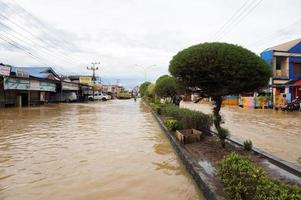 East Kutai, East Kalimantan, Indonésie, 2022 - les inondations ont frappé les maisons et les autoroutes en raison des fortes précipitations et de la marée haute de l'eau de mer. emplacement à sangatta, kutai oriental, indonésie.