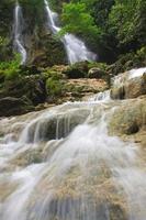cascade de sri gethuk à wonosari, gunung kidul, yogyakarta, indonésie. pris avec une technique à vitesse lente pour faire une belle eau. photo