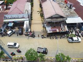 East Kutai, East Kalimantan, Indonésie, 2022 - vue aérienne de la situation d'inondation à . les inondations frappent les habitations et les autoroutes, perturbant les transports, les inondations à cause des fortes précipitations.