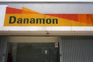 sangatta, kalimantan oriental, indonésie, 2020 - pt bank danamon indonésie tbk ou mieux connue sous le nom de banque danamon ou danamon uniquement, est une banque en indonésie photo