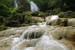 cascade de sri gethuk à wonosari, gunung kidul, yogyakarta, indonésie. pris avec une technique à vitesse lente pour faire une belle eau. photo