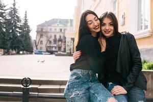 deux jeunes filles adultes photo