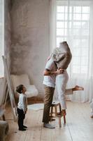 papa et maman jouent à cache-cache avec leur petit fils photo