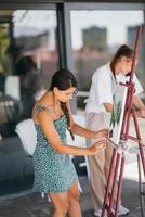 jeune femme artiste peint avec une spatule sur la toile photo