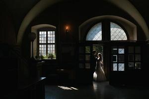 la mariée et le marié dans une maison confortable, photo prise avec la lumière naturelle de la fenêtre.