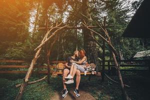 beau couple avec chien sur une balançoire photo