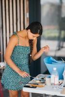 jeune femme artiste se tient près de la table avec une palette photo