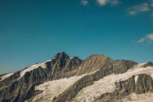 paysage avec nuages et montagnes enneigées photo