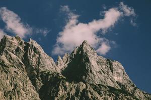 un paysage dans les montagnes avec quelques nuages photo