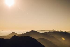 coucher de soleil dans les montagnes photo