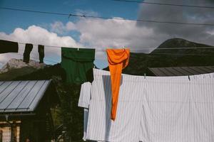 vêtements qui sèchent sur une corde à linge photo