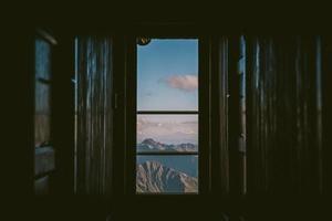 vue de la fenêtre sur les montagnes photo