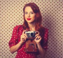 Portrait de jeune fille rousse avec appareil photo rétro