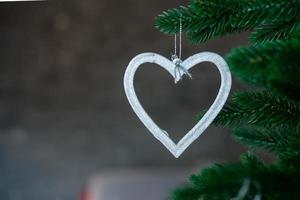 noël, décoration du nouvel an sur le sapin de noël. ange en bois, coeur. photo