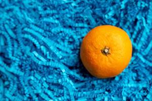 mandarine dans une boîte cadeau bleue, espace copie photo